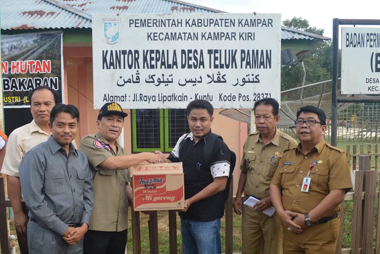Kadis Sosial Riau Serahkan bantuan secara simbolis di Kampar Kiri